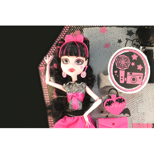 Monster High Perka 2013 - Draculaura - Cena : 1499,- K s dph 